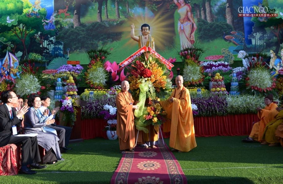 Trang nghiêm Đại lễ Phật đản tại Việt Nam Quốc Tự
