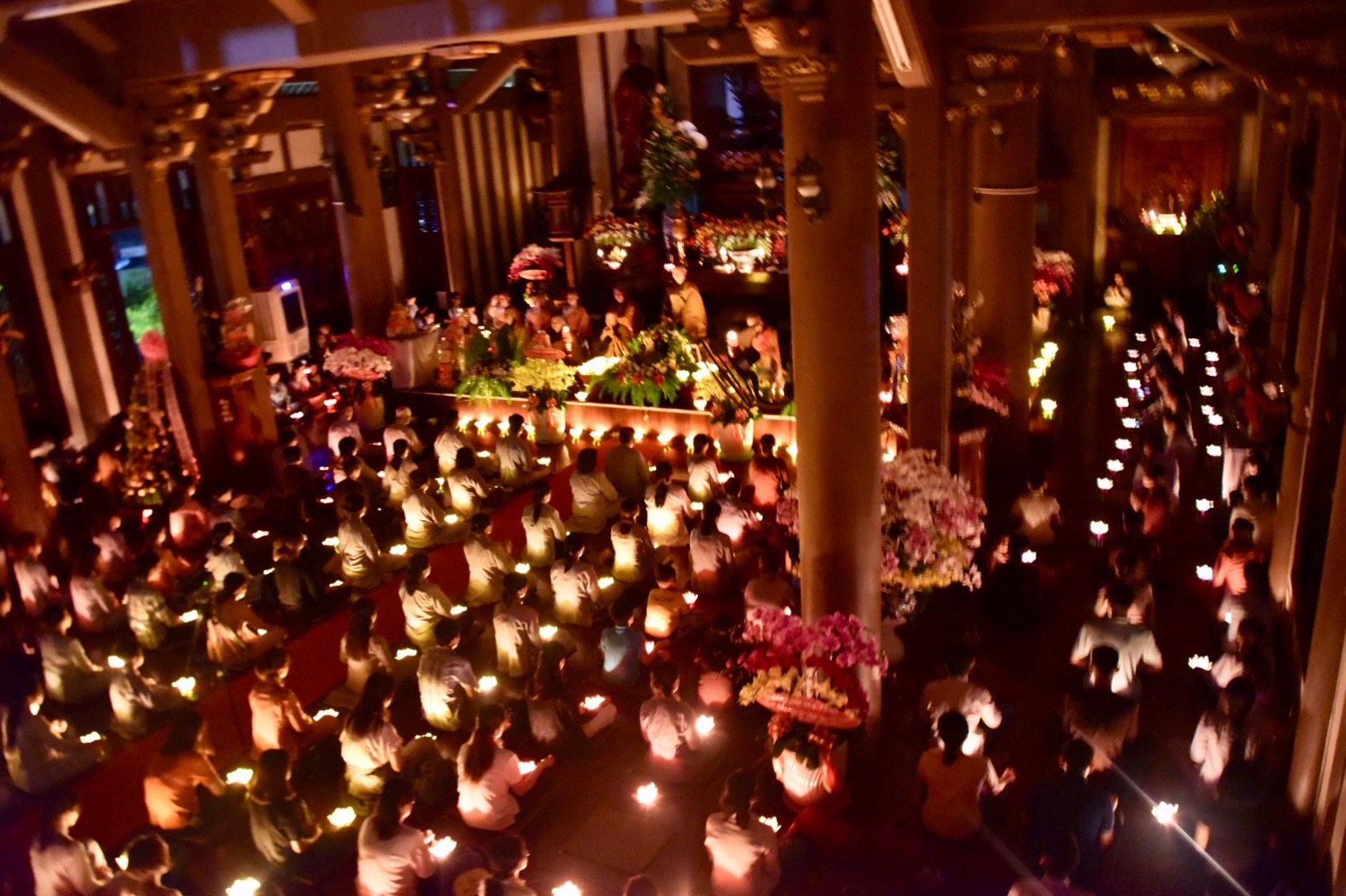 Hàng nghìn Phật tử và người dân đổ về tu viện ở Sài Gòn để thả đèn hoa đăng nhân đại lễ Phật đản