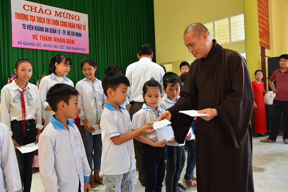 Thanh hoá: Ban Văn hoá GHPGVN Tp.HCM kết hợp với Tu viên Khánh An tặng quà cho bà con nghèo tại xã Quảng Lộc.