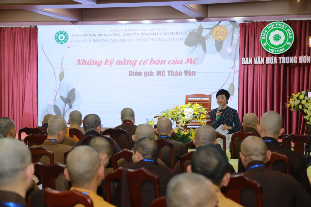 MC Thảo Vân chia sẻ tại khóa bồi dưỡng nghiệp vụ MC người dẫn chương trình Phật giáo với đề tài: “Những Kỹ năng cơ bản của người dẫn chương trình”