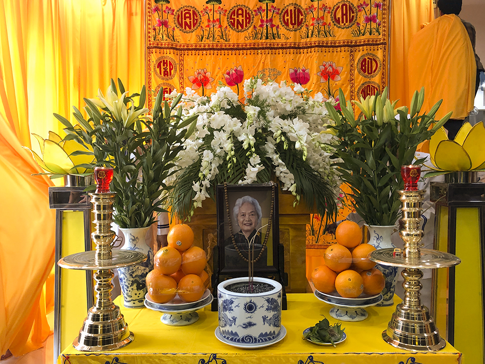 Lễ nhập linh quan cố Phật tử Hoa Tâm - Vũ Thị Thư, Chủ tịch Hội Phật tử Việt Nam tại Cộng hoà Séc. 