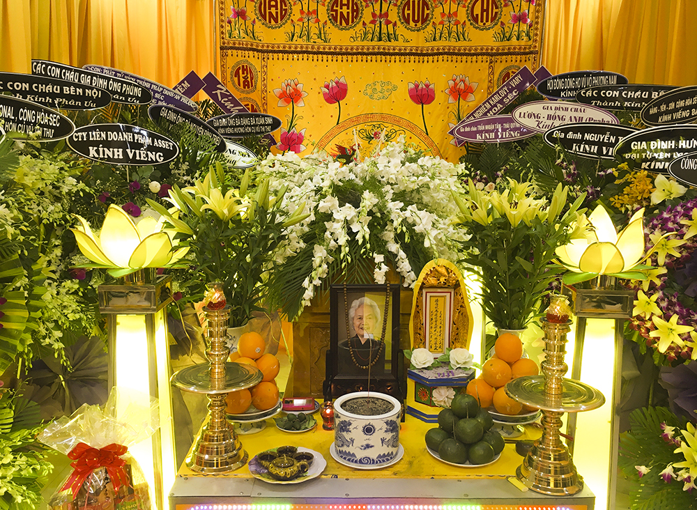 Thượng tọa Thích Trí Chơn thừa chỉ thị Đại lão Hoà thượng Chủ tịch Hội  đồng Trị sự GHPGVN dâng hương, hoa tưởng niệm Cố Phật tử Hoa Tâm - Vũ Thị Thư