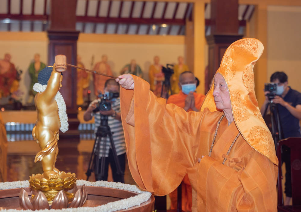 TP.HCM: Thiêng liêng Lễ tắm Phật tại Việt Nam Quốc Tự