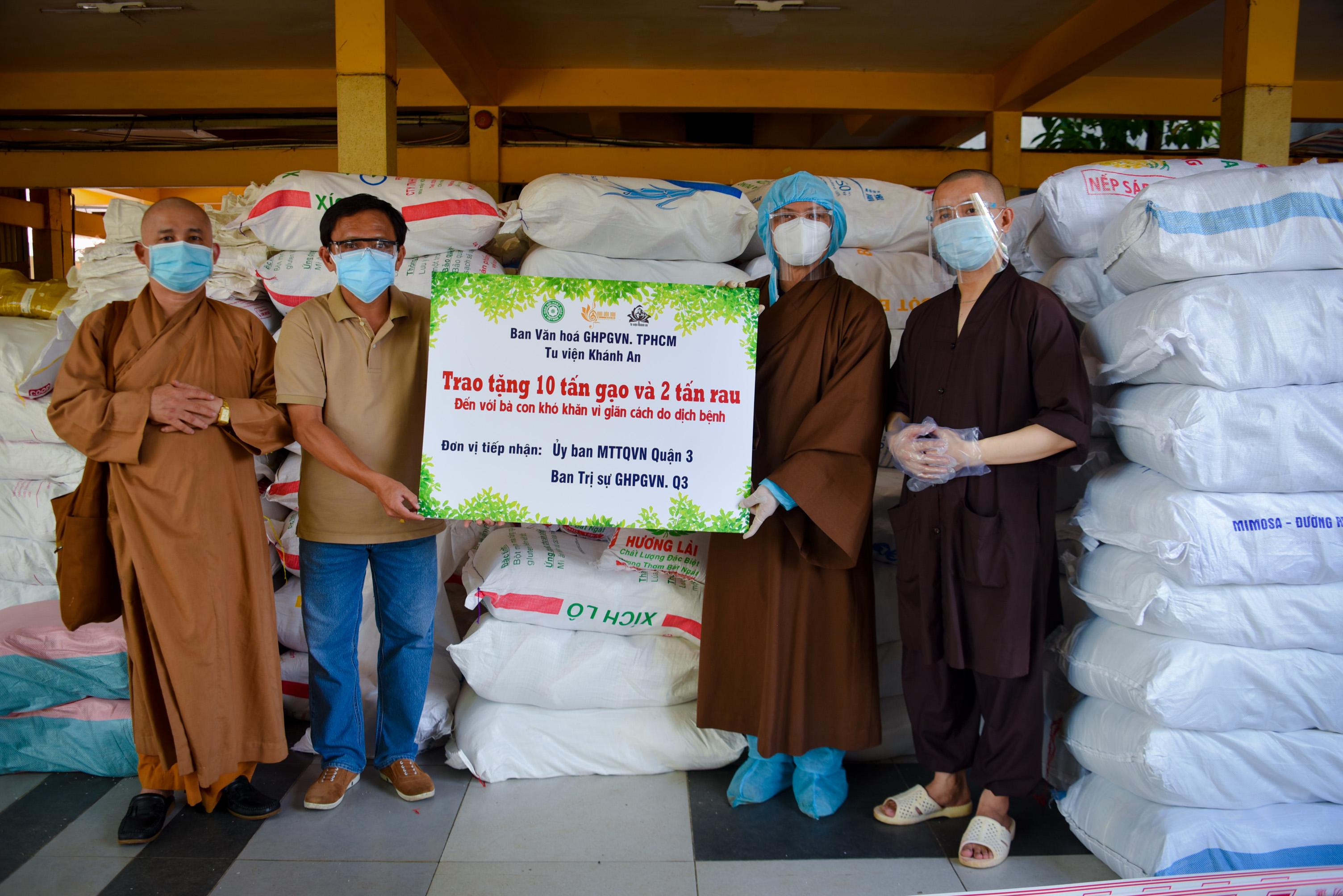 Ban Văn hóa Phật giáo TP.HCM và Tu viện Khánh An trao 25 tấn gạo và 6 tấn rau đến quận 1, quận 3 và quận 4