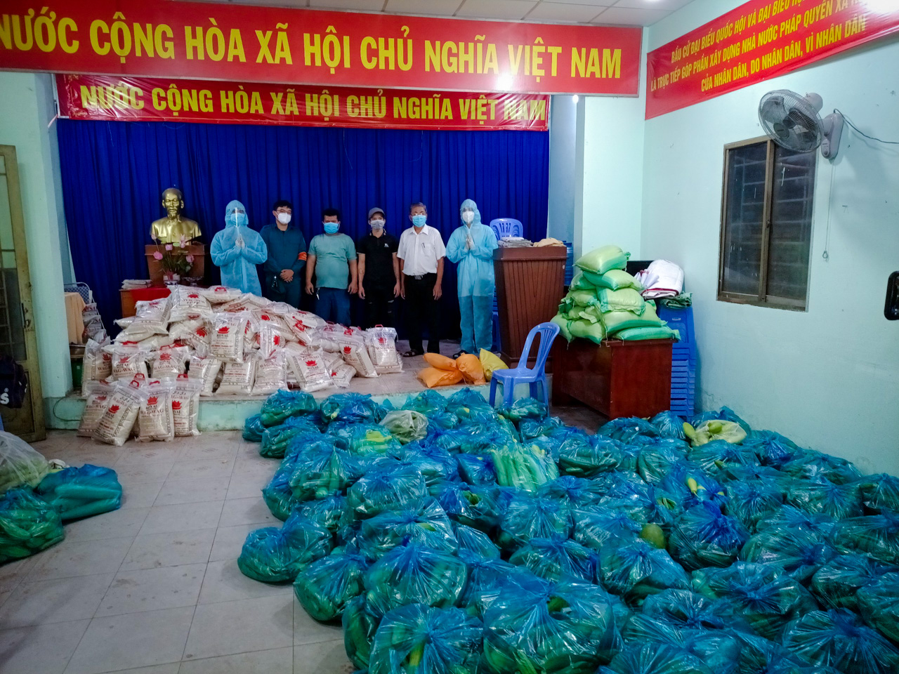 Tu viện Khánh An tặng 10 tấn gạo và 5 tấn rau củ quả đến bà con ở một số khu phố nghèo thuộc TPHCM. 