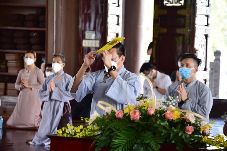 Ghi phương danh người qua đời vì Covid-19 để cầu nguyện trong Đại lễ kỳ siêu tại Việt Nam Quốc Tự