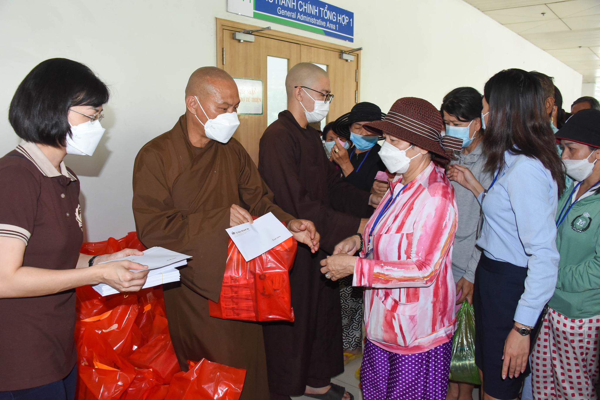 Tu viện Khánh An tặng 200 phần quà cho bệnh nhân ung thư ở bệnh viện Ung Bướu - TP. Thủ Đức