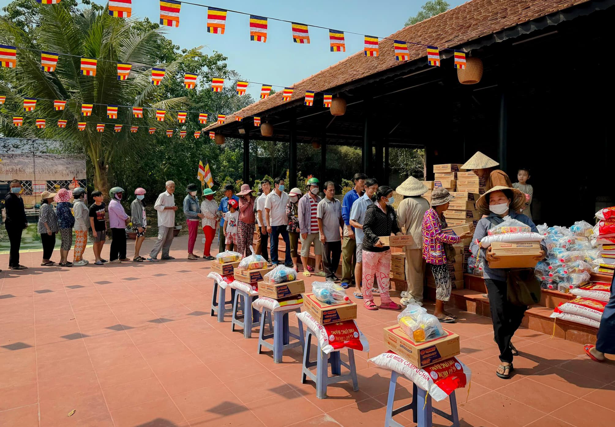 Tu viện Khánh An trao tặng 500 phần quà tết đến bà con khó khăn