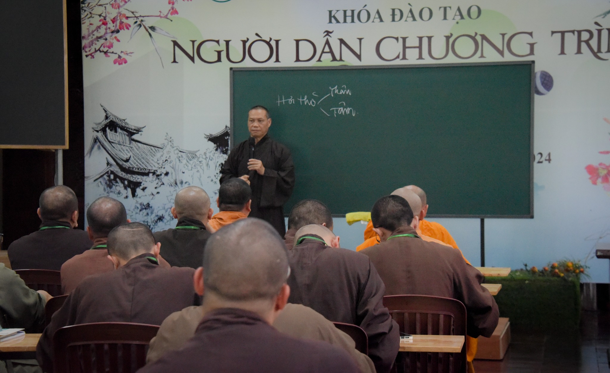 Thượng toạ Thích Trí Chơn giảng dạy buổi học cuối cùng trong khoá đào tạo Người dẫn chương trình Phật giáo