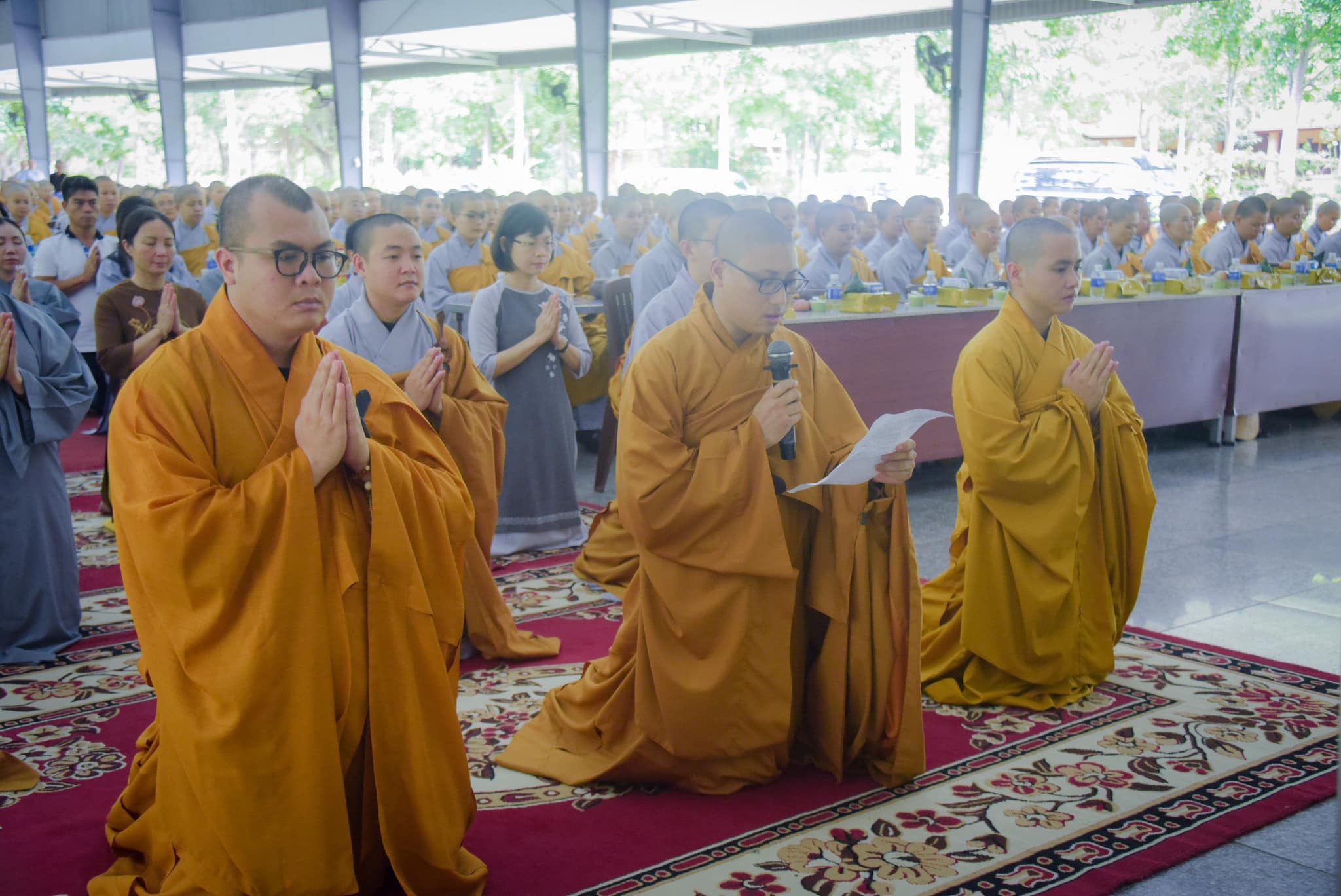 Tăng thân và Phật tử tu viện Khánh An cúng dường trường hạ Học Viện Phật giáo Việt Nam TP.HCM