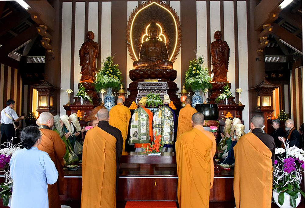 Đoàn Phật giáo Nhật Bản Cử Hành Nghi Thức “Tán Hoa Cúng Phật” Tại Tu Viện Khánh An