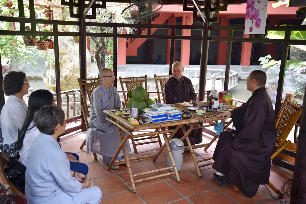 Hoà thượng Trưởng ban Trị sự Giáo hội Vĩnh Long, Ni sư Trụ trì chùa Báo Ân, Hoa Kỳ đến thăm Tu viện
