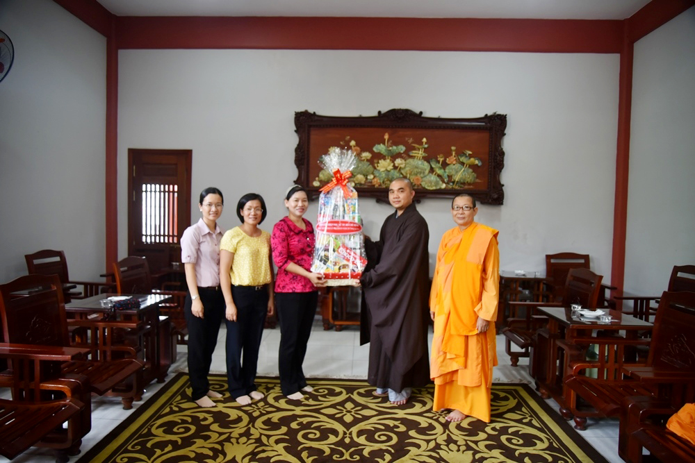 Đoàn Quận Uỷ, UBND, UBMTTQ và Hội Liên hiệp Phụ nữ Quận 12 thăm chúc mừng Phật đản tại Tu viện Khánh An