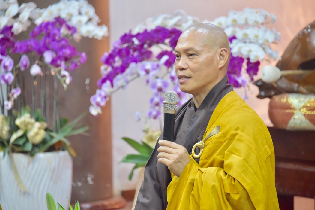 Thầy Trí Chơn đảm trách bộ môn nghệ thuật MC tại trường Cao đẳng Phật học Tiền Giang