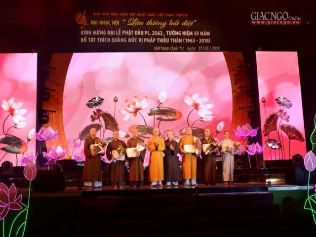 Ấn tượng đêm "Lửa thiêng bất diệt" tại Việt Nam Quốc Tự